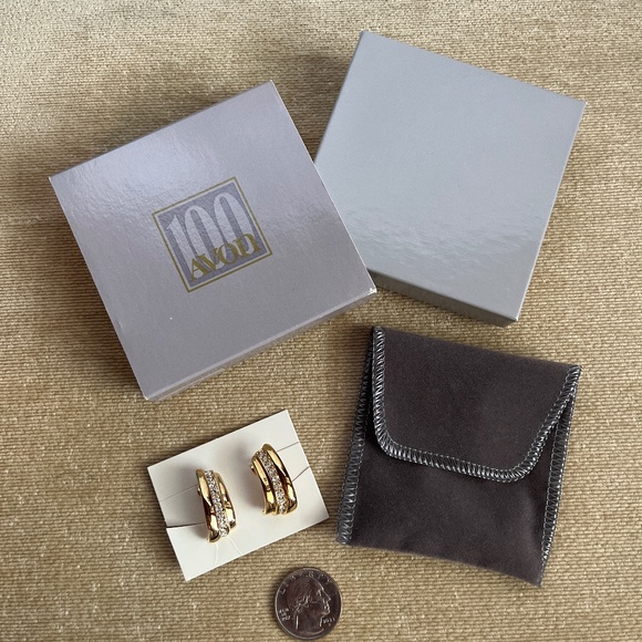 VINTAGE (1986) AVON CENTENNIAL JEWELRY CLIP ON EARRINGS - Picture 1 of 3